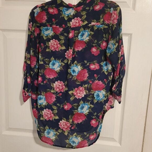 Beautiful floral sheer blouse - Picture 2 of 7